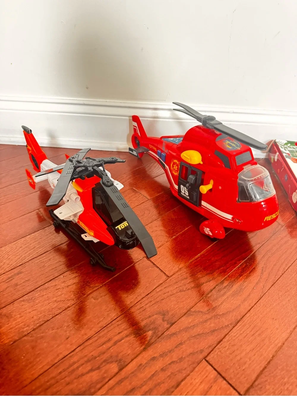 2 large helicopters and 2 transformers.